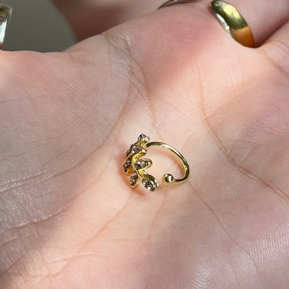 ⚜️ Elegant Gold Leaf Cluster Earrings - Picture 3 of 5